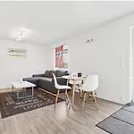 Lovely 1 Bedroom Downstairs With Free Parking Place Apartament