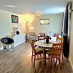 Lovely 1 Bedroom Downstairs With Free Parking Place Apartament *