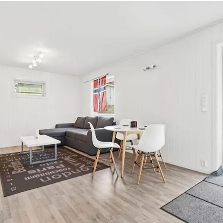 Lovely 1 Bedroom Downstairs With Free Parking Place Apartment